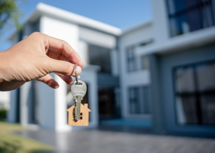 Health professional discussing personalised home loan options in Clyde North